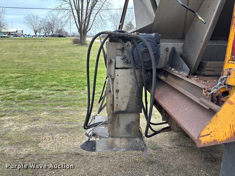 image for item FC5541 1992 International 4900 dump truck