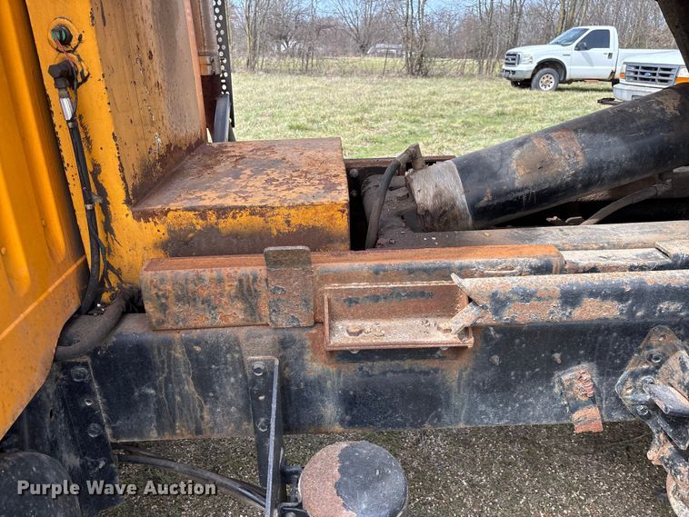 image for item FC5541 1992 International 4900 dump truck