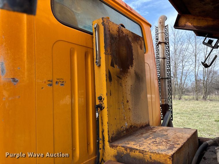 image for item FC5541 1992 International 4900 dump truck