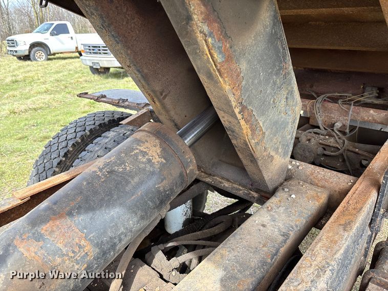 image for item FC5541 1992 International 4900 dump truck