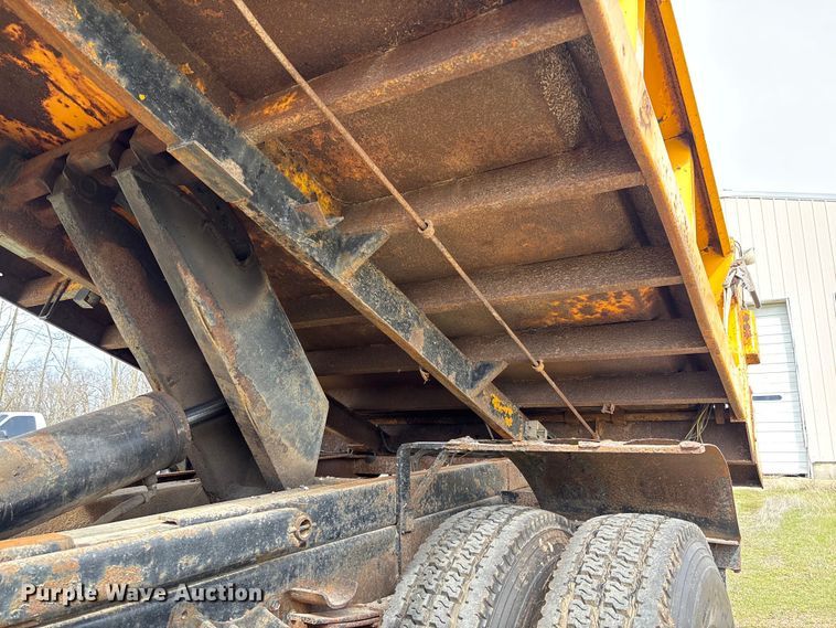 image for item FC5541 1992 International 4900 dump truck