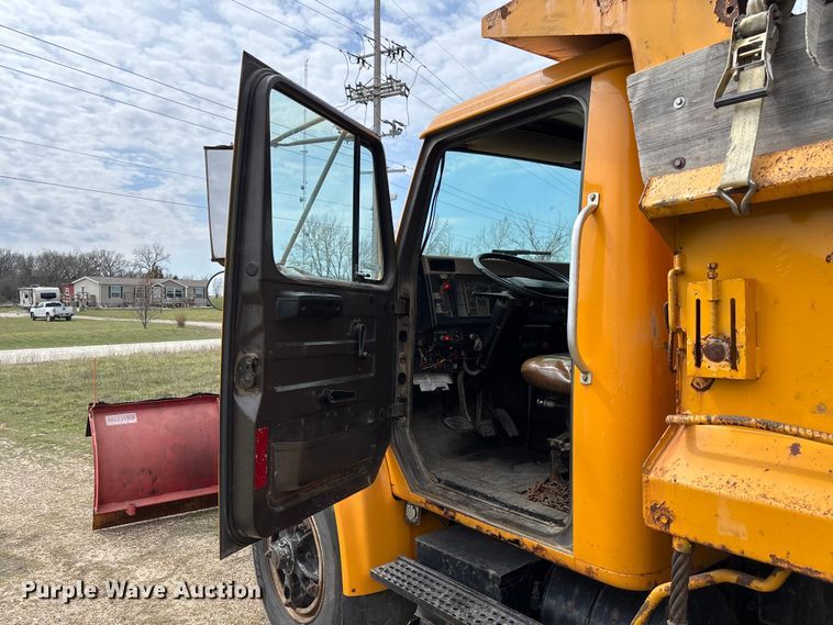 image for item FC5541 1992 International 4900 dump truck