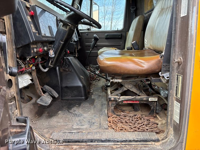 image for item FC5541 1992 International 4900 dump truck