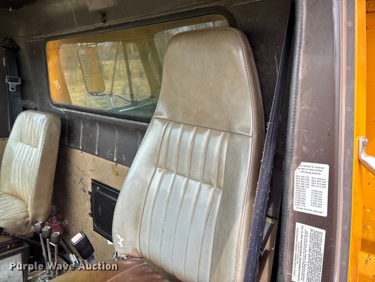 image for item FC5541 1992 International 4900 dump truck