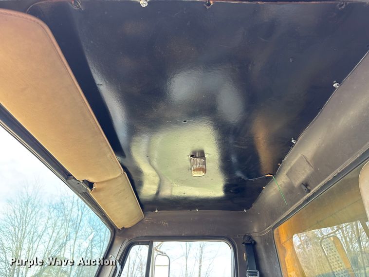 image for item FC5541 1992 International 4900 dump truck