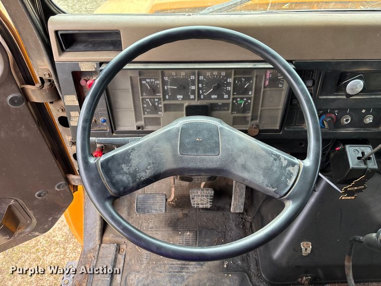 image for item FC5541 1992 International 4900 dump truck