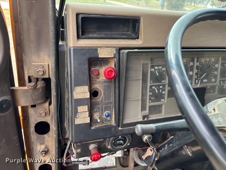 image for item FC5541 1992 International 4900 dump truck