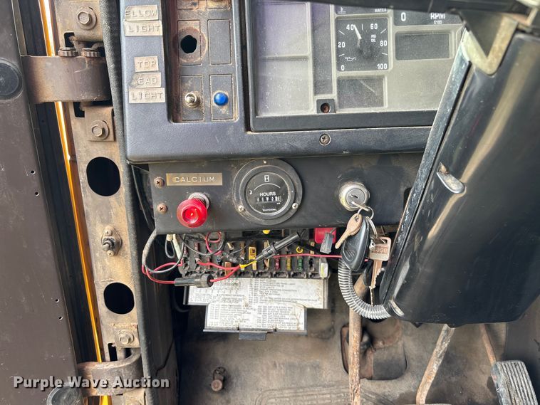 image for item FC5541 1992 International 4900 dump truck