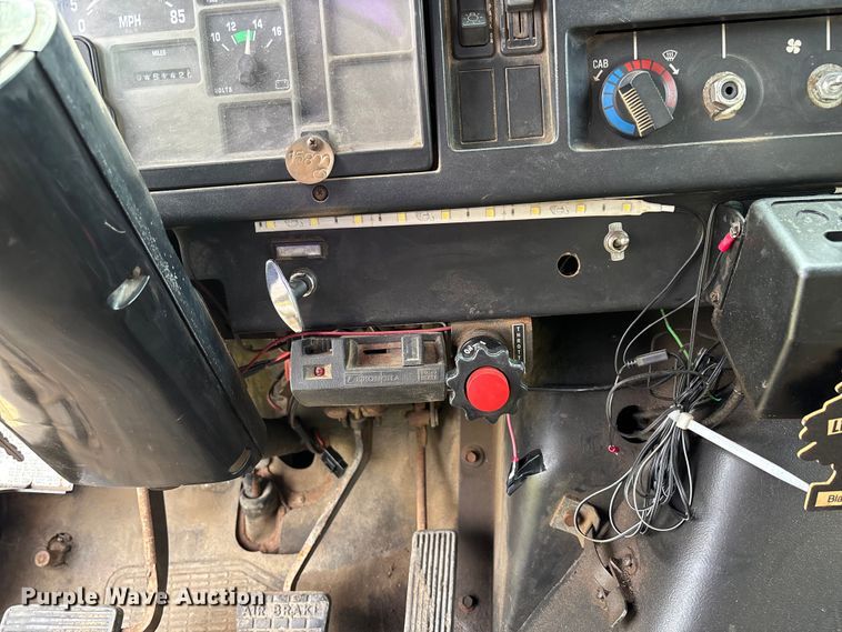 image for item FC5541 1992 International 4900 dump truck