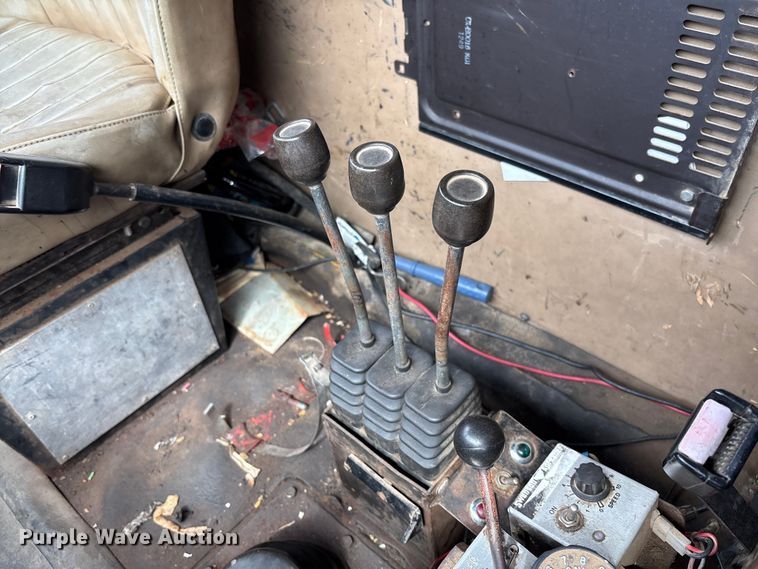 image for item FC5541 1992 International 4900 dump truck