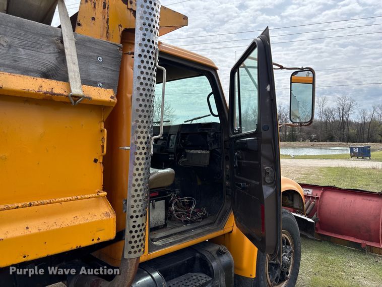 image for item FC5541 1992 International 4900 dump truck