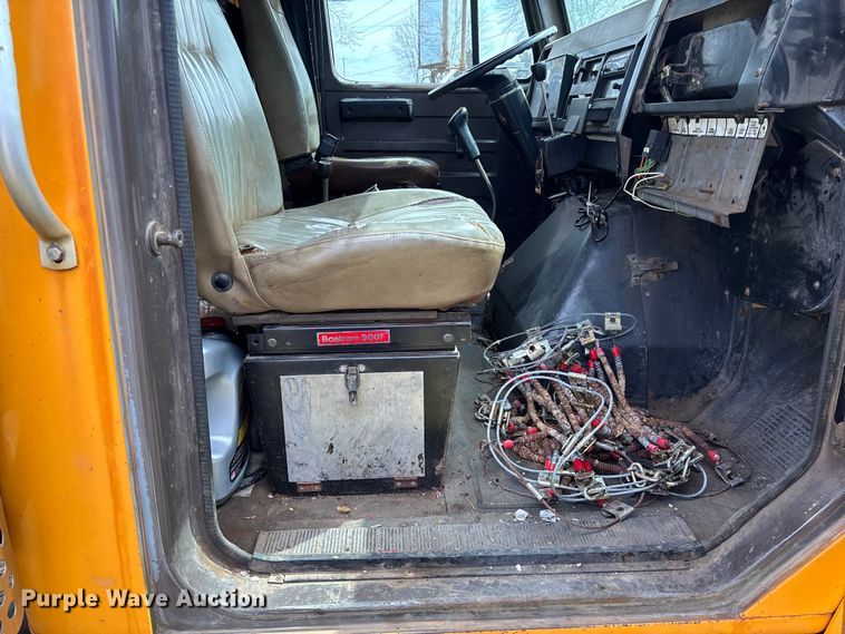 image for item FC5541 1992 International 4900 dump truck