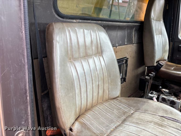 image for item FC5541 1992 International 4900 dump truck