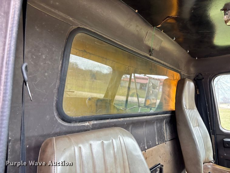 image for item FC5541 1992 International 4900 dump truck