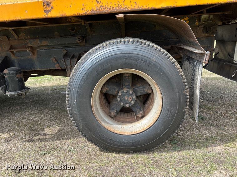 image for item FC5541 1992 International 4900 dump truck