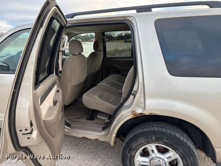image for item FG0182 2004 Ford Explorer SUV