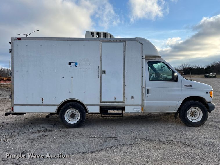 image for item FG0184 2001 Ford E350 utility van