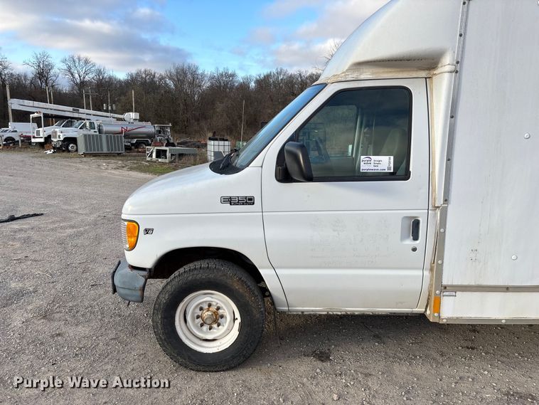 image for item FG0184 2001 Ford E350 utility van