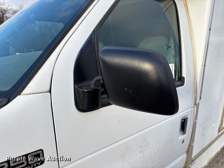 image for item FG0184 2001 Ford E350 utility van