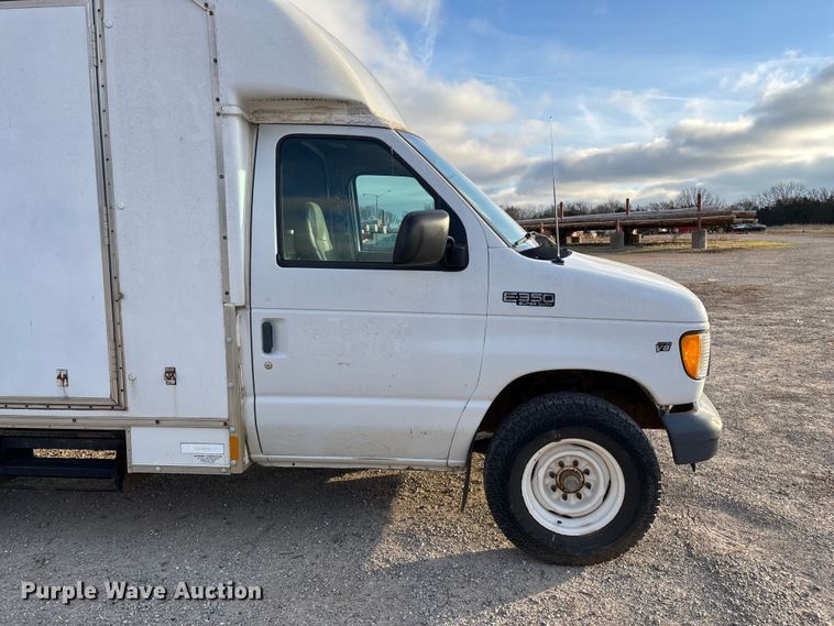 image for item FG0184 2001 Ford E350 utility van