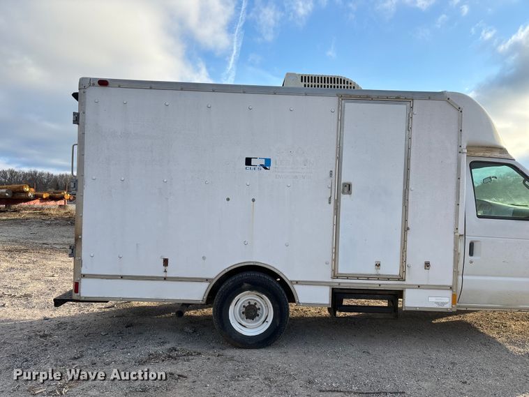 image for item FG0184 2001 Ford E350 utility van