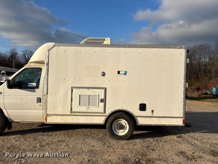 image for item FG0184 2001 Ford E350 utility van