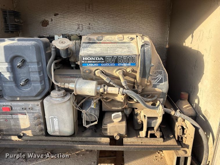 image for item FG0184 2001 Ford E350 utility van