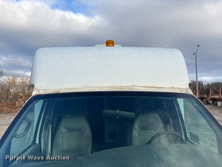 image for item FG0184 2001 Ford E350 utility van