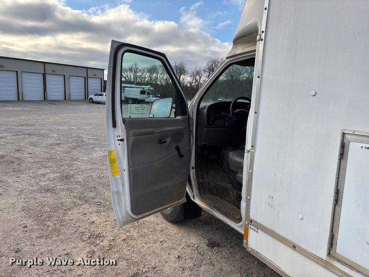 image for item FG0184 2001 Ford E350 utility van