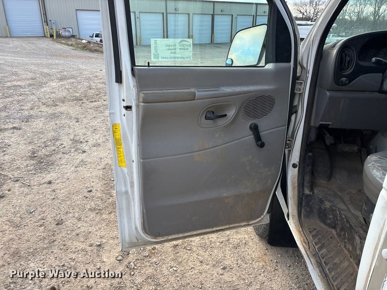 image for item FG0184 2001 Ford E350 utility van