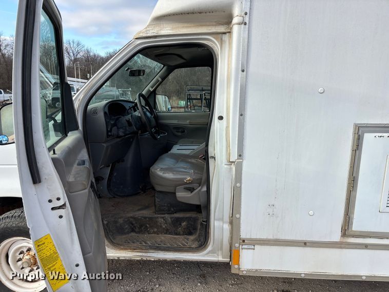 image for item FG0184 2001 Ford E350 utility van