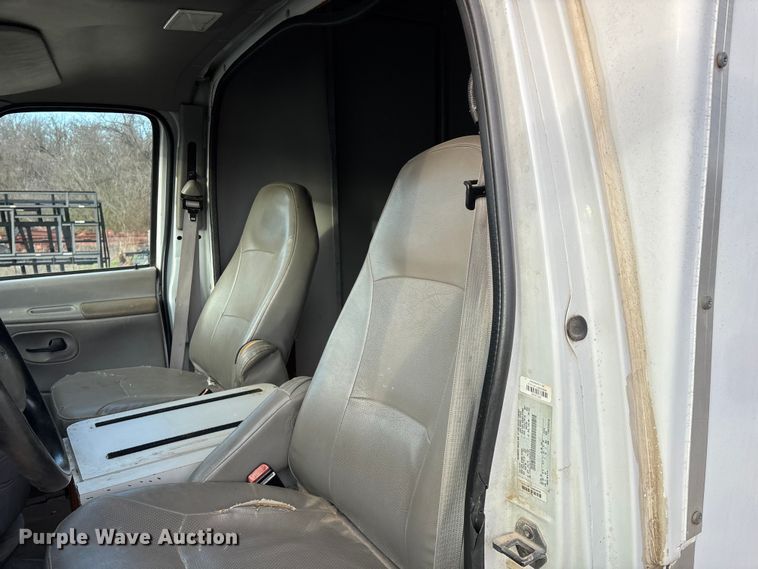 image for item FG0184 2001 Ford E350 utility van