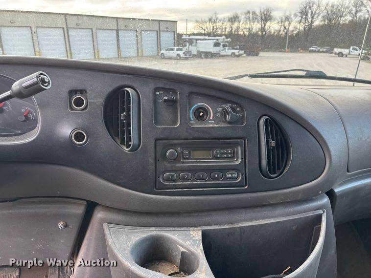 image for item FG0184 2001 Ford E350 utility van