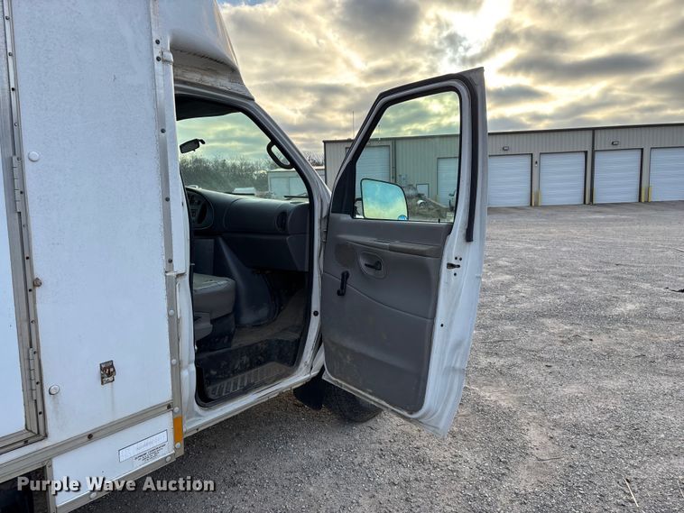 image for item FG0184 2001 Ford E350 utility van