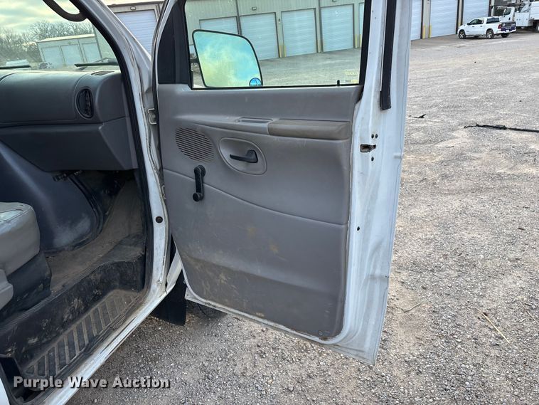 image for item FG0184 2001 Ford E350 utility van