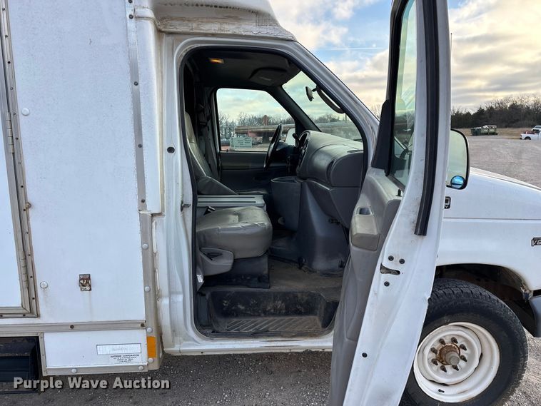 image for item FG0184 2001 Ford E350 utility van