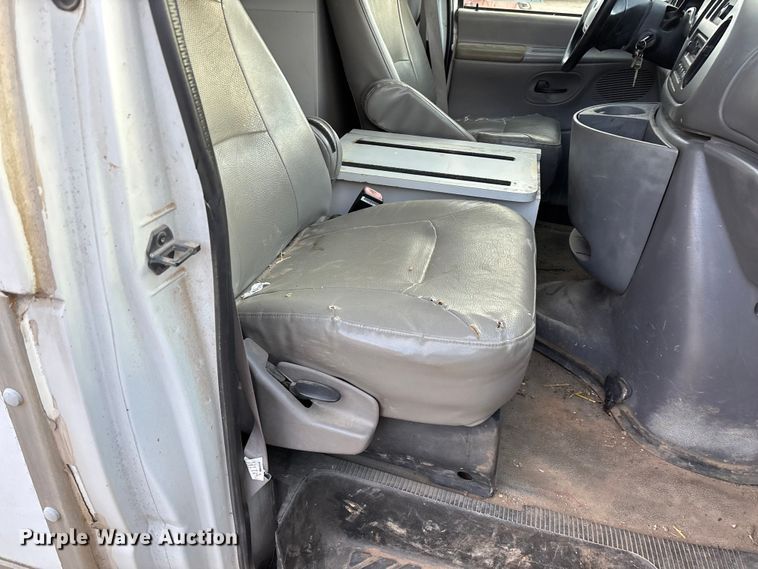 image for item FG0184 2001 Ford E350 utility van