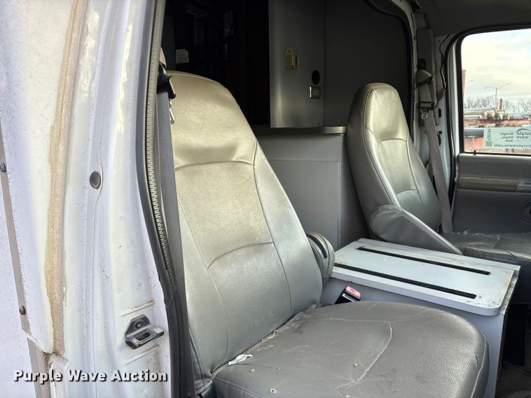 image for item FG0184 2001 Ford E350 utility van