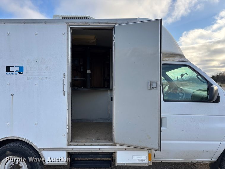 image for item FG0184 2001 Ford E350 utility van