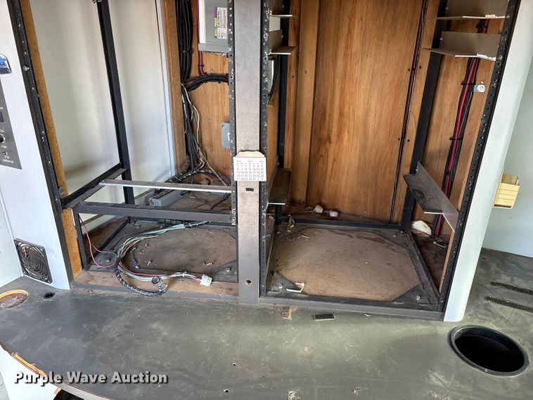 image for item FG0184 2001 Ford E350 utility van