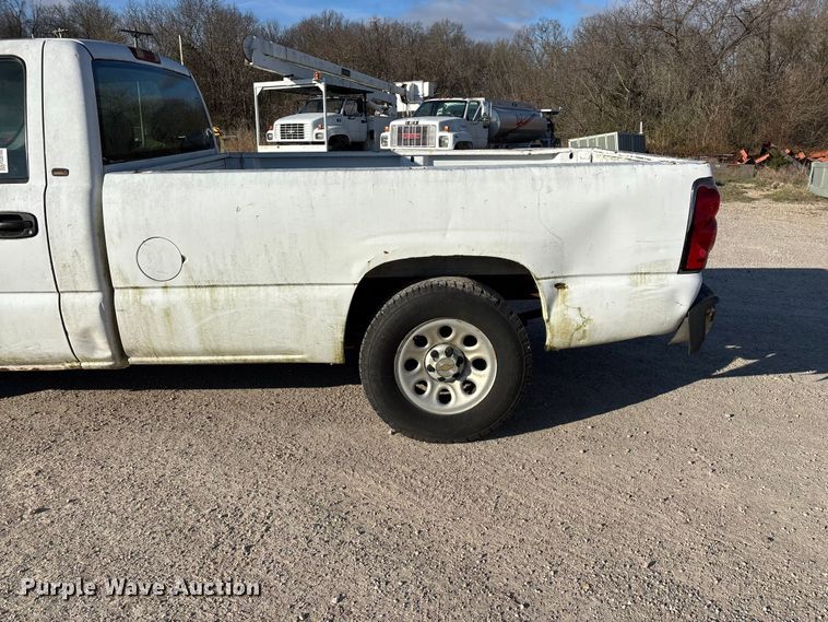 image for item FG0185 2005 Chevrolet Silverado 1500 pickup truck