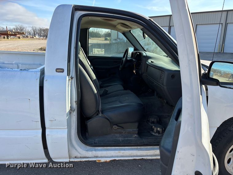 image for item FG0185 2005 Chevrolet Silverado 1500 pickup truck