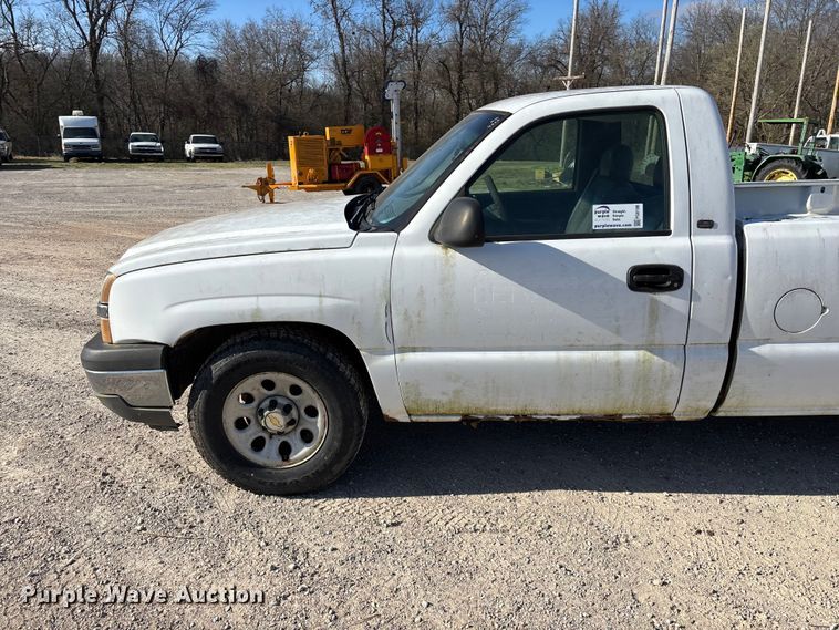 image for item FG0186 2005 Chevrolet Silverado 1500 pickup truck