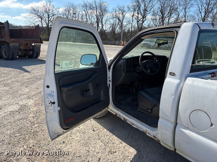 image for item FG0186 2005 Chevrolet Silverado 1500 pickup truck