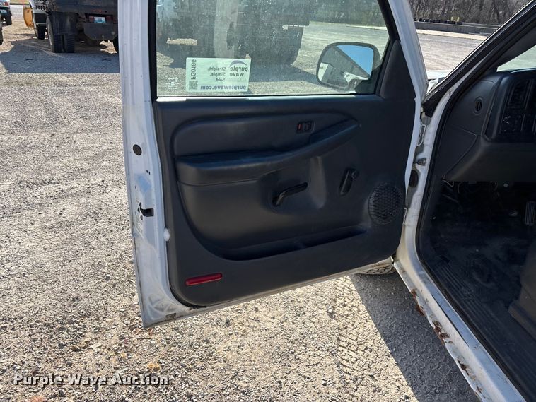 image for item FG0186 2005 Chevrolet Silverado 1500 pickup truck