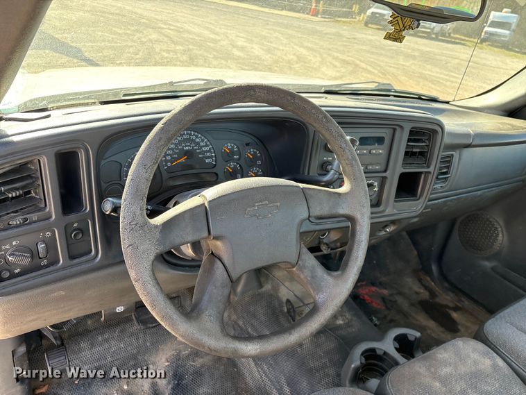 image for item FG0186 2005 Chevrolet Silverado 1500 pickup truck