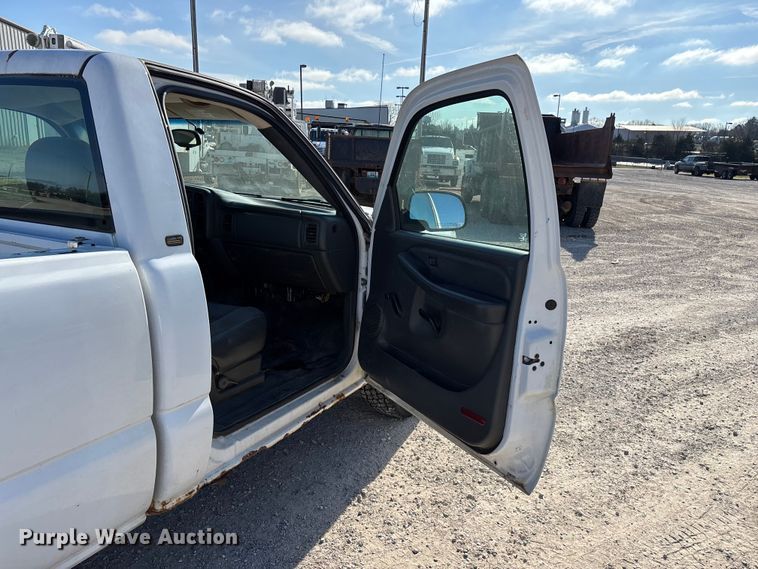 image for item FG0186 2005 Chevrolet Silverado 1500 pickup truck