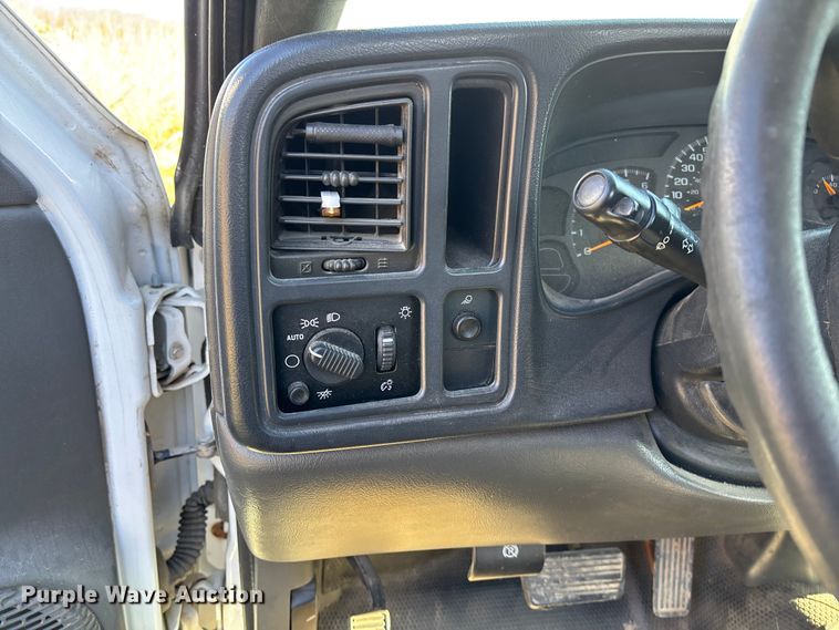 image for item FG0187 2005 Chevrolet Silverado 1500 pickup truck