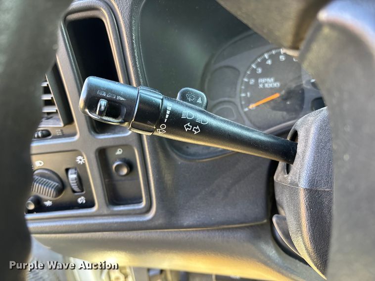 image for item FG0187 2005 Chevrolet Silverado 1500 pickup truck