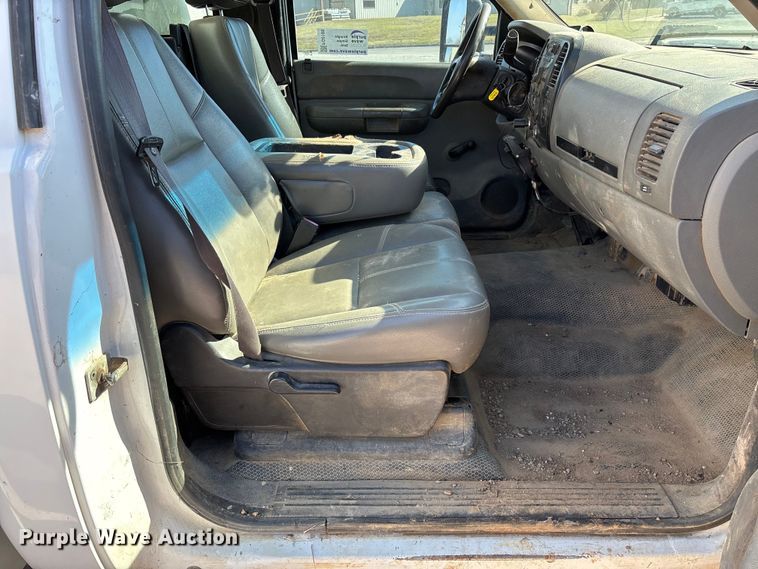 image for item FG0189 2008 Chevrolet Silverado 2500 utility bed pickup truck